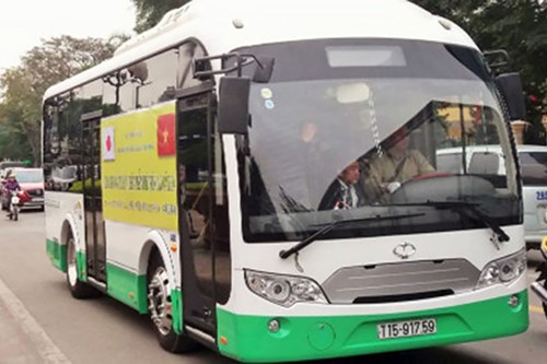 Việt Nam sắp có xe buýt chạy năng lượng mặt trời