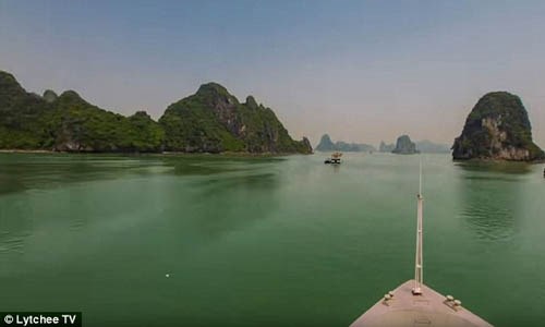  Một cảnh cắt từ đoạn video ghi hình tại vịnh Hạ Long (Quảng Ninh) tuyệt đẹp nhìn từ thuyền.