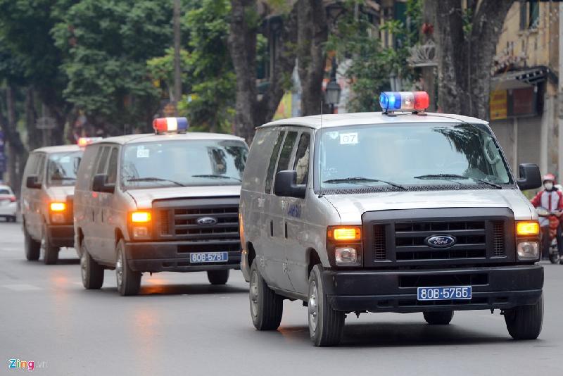 7h, dàn xe đặc chủng thùng kín gắn biển xanh 80B đưa Hà Văn Thắm và đồng phạm đến tòa. 