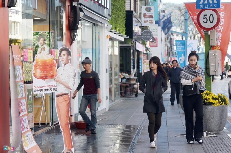 Trong ảnh là một đoạn vỉa hè tại thành phố Busan (Hàn Quốc). Nhìn chung, nhiều tiệm kinh doanh có sử dụng vỉa hè làm nơi bày biện, trang trí nhưng cũng không làm ảnh hưởng nhiều đến lối đi bộ.