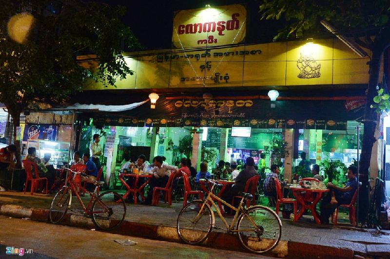 Về đêm, thủ đô Yangon (Myanmar) nhiều hàng quán cũng lấn chiếm vỉa hè, tuy nhiên không khí ở đây khá tĩnh lặng.