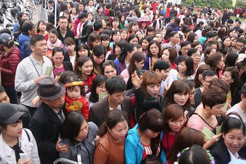 Sáng 4.3, rất đông người đổ về công viên Thống Nhất (Hà Nội) để tham gia lễ hội hoa hồng Bulgari lần đầu tiên được tổ chức ở Việt Nam.  Ngay khi ban tổ chức vừa mở cửa, hàng nghìn người đã chen lấn ở khu vực soát vé để vào khu trưng bày hoa hồng. Trong cảnh chen lấn, đông đúc, đã xảy ra tình trạng tranh cướp vé trắng trợn của một số phụ nữ.