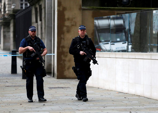Cảnh sát tuần tra trên đường Whitehall ngày 23.3 sau vụ tấn công khủng bố ở khu vực tòa nhà quốc hội