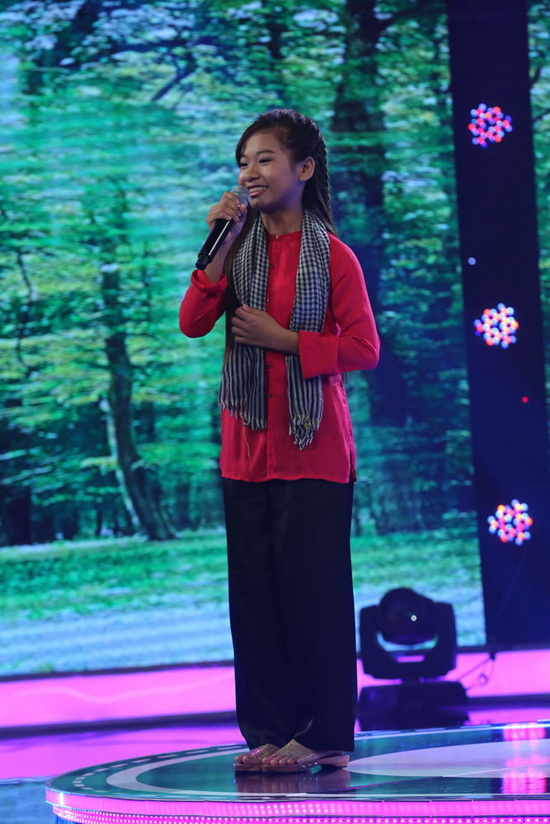 Cô bé 13 tuối, đến từ An Giang - Phan Bảo Châu đã mang đến chương trình ca khúc Chiếc khăn tay của Xuân Hồng trong trang phục áo bà ba màu đỏ thắm và quàng một chiếc khăn rằn. 