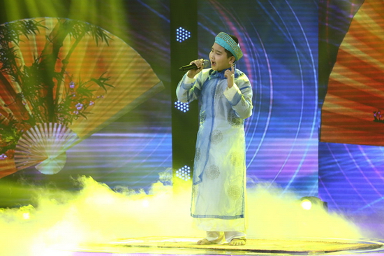 Trong trang phục áo dài the, thí sinh Lê Quang Diễn mang đến chương trình làn điệu chèo cổ điêu luyện mang tên Đào Liễu khiến Ban giám khảo hoàn toàn khâm phục.