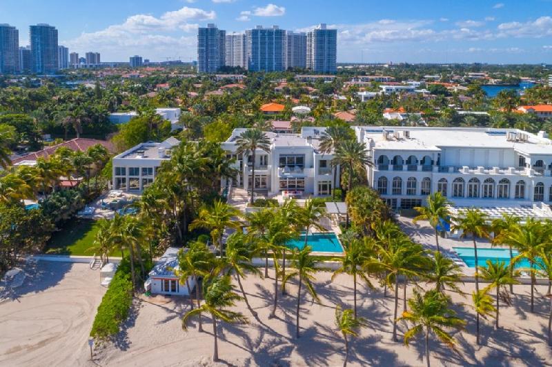 Căn biệt thự rộng 1.300 m2 nằm trên bờ biển tại Miami được ông chủ của thương hiệu Tommy Hilfiger ra giá 27,5 triệu USD.