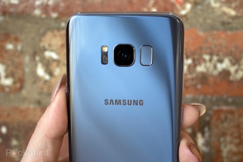 Giống như Galaxy S7, bản nâng cấp Galaxy S8 tiếp tục được Samsung trang bị hệ thống camera 12 megapixel Duo Pixel với công nghệ ổn định hình ảnh quang học và khẩu độ f/1.7. Ngoài ra thì camera này sẽ được trang bị công nghệ chồng ảnh, gộp nhiều bức ảnh lại để cho chất lượng ảnh cao nhất có thể.