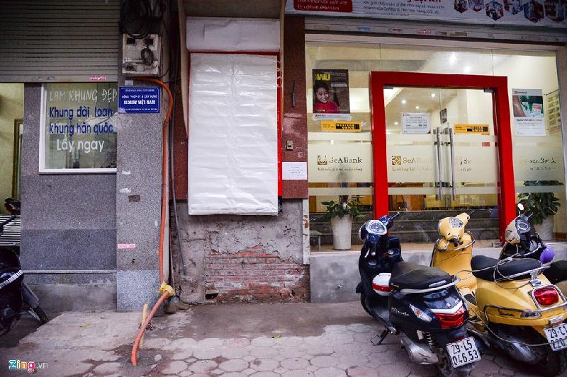 Một ATM khác trên phố Yên Lãng (Đống Đa) cách mặt đất khoảng 1,5 m sau khi bị phá bỏ bậc lên xuống.