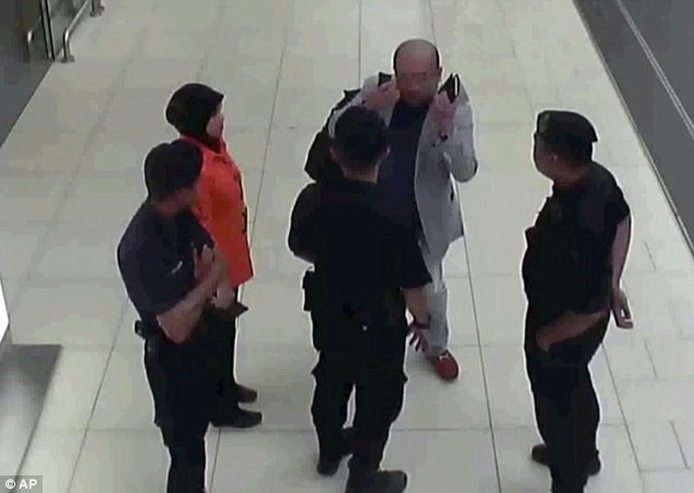 Người đàn ông có hộ chiếu mang tên Kim Chol nhờ sự trợ giúp của an ninh sân bay ở Kuala Lumpur sau khi bị phun chất lỏng vào mặt ngày 13/2. Ảnh: AP.
