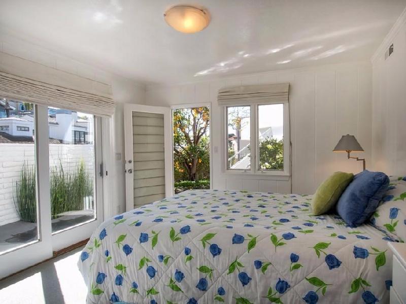 Hai trong số sáu phòng ngủ có lối thông ra vườn. Biệt thự sở hữu nhiều cửa sổ giúp đón ánh sáng tự nhiên và gió biển.