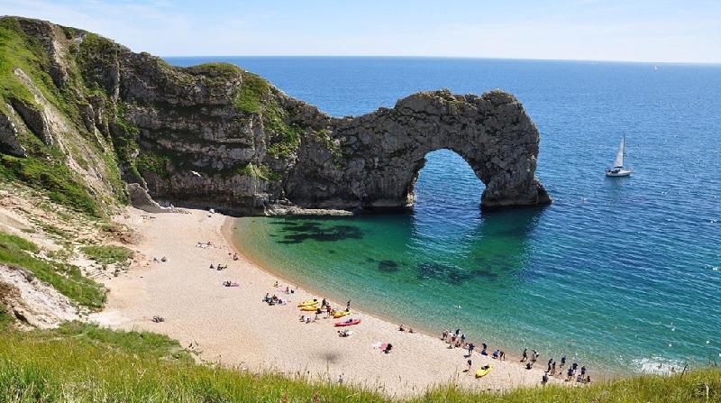 Durdle Door nằm ở bờ biển Dorset, thuộc Khu Di sản Jurassic Coast, miền Nam nước Anh. Vòm đá có độ tuổi hàng trăm triệu năm này là địa danh du lịch rất nổi tiếng ở xứ sở sương mù. Ảnh: Dayoutwiththekids.