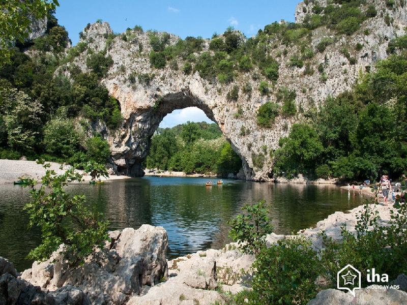 Vòm đá Pont d'Arc dài 70 m, cao hơn 30 m, nằm ở hẻm núi Ardèche, thuộc thị trấn Vallon-Pont-d'Arc ở miền Nam nước Pháp. Pont d'Arc được đánh giá là một trong những vòm đá tự nhiên đẹp nhất thế giới. Ảnh: Iha.