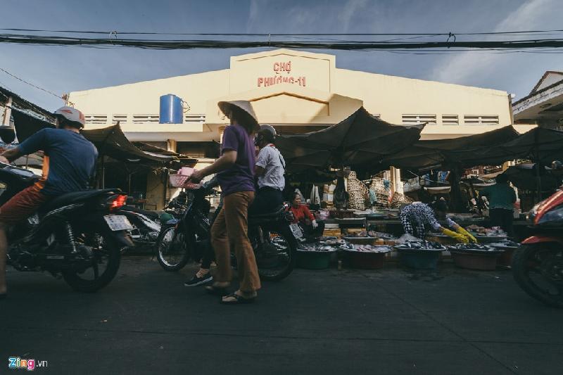 Nằm trên con đường Trần Mai Ninh (quậnTân Bình), chợ phường 11 được người dân gọi bằng cái tên quen thuộc là chợ Bà Hoa, theo tên người di cư vào Nam năm 1954, có công mua đất, thành lập chợ trong những năm 70 của thế kỷ trước.
