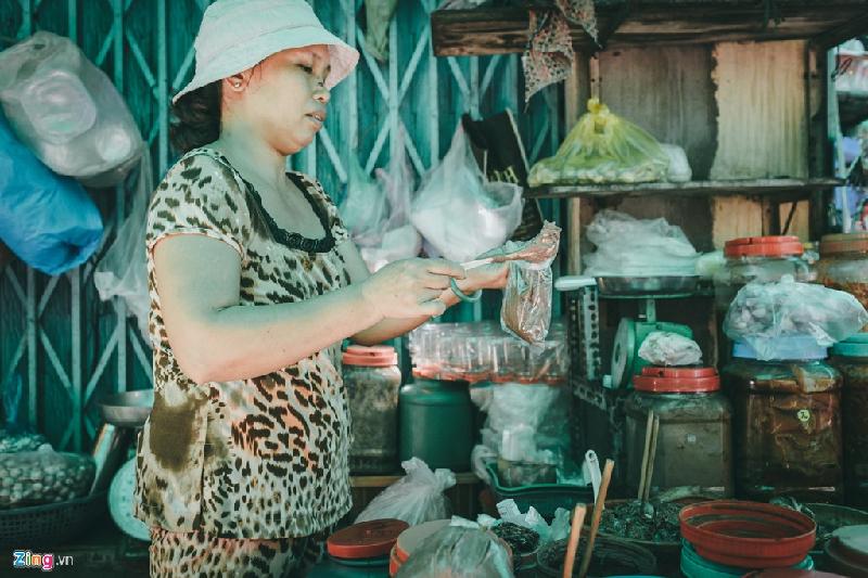 Chị Nguyễn Thị Nhật Hà, chủ một hàng bán các loại mắm tại chợ, cho biết chị đã theo má (mẹ) bán tại chợ từ năm 1972, khi chị còn là một cô bé. Giá các loại mắm cái khoảng 100.000 đồng/kg, mắm nêm 70.000 đồng/kg, mắm ruốc 150.000 đồng/kg.