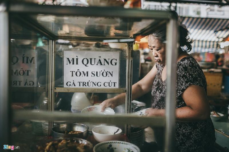 Nhắc đến đặc sản xứ Quảng, không thể không nhắc đến món mì Quảng nổi tiếng. Bà Hồ Thị Trữ (60 tuổi) bán mì Quảng ngay trong nhà lồng chợ vào mỗi buổi sáng. Bà cho biết dịp cuối tuần, bà bán được nhiều hơn vì có nhiều khách vãng lai.