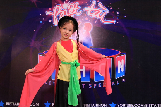 Gây ấn tượng nhất với khán giả trong tập 10 Biệt tài tí hon tuần này phải kể đến cô bé Đặng Tú Thanh 7 tuổi đến từ Hải Phòng. 