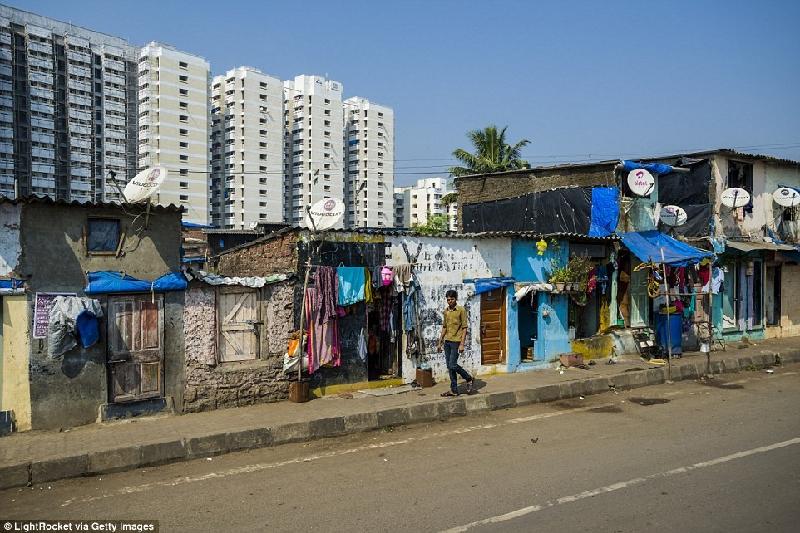 Tại thành phố Mumbai của Ấn Độ, cư dân trong các căn hộ chung cư mới sống ngay gần các ngôi nhà của tầng lớp lao động nghèo. Ảnh: Getty.