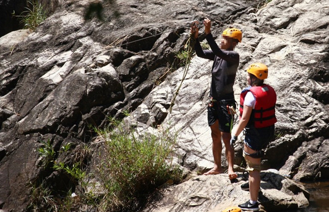 Tour du lịch mạo hiểm chui ở suối Vàng bị phát hiện vào ngày 24/3.