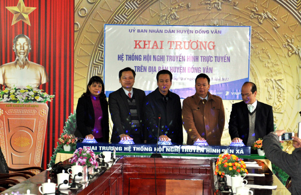 Lễ cắt băng khánh thành hệ thống Hội nghị truyền hình trực tuyến đến xã tại huyện Đồng Văn.