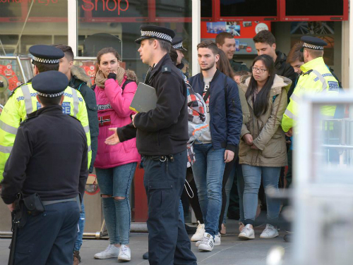 Hàng trăm khách kẹt trên đu quay sau vụ tấn công ở Anh