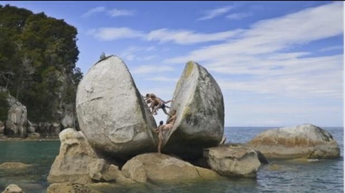Trái táo đá khổng lồ tự chia đôi ở New Zealand