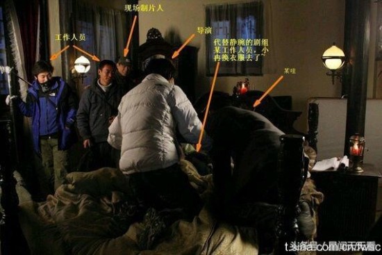 Hình ảnh cho thấy ít nhất bảy người trong đoàn còn lên hẳn giường để theo dõi và quay cảnh ân ái giữa Chung Hán Lương và Lý Tiểu Nhiễm.