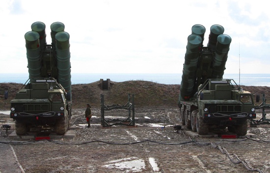 S-400 được phát triển và cải tiến từ hệ thống tên lửa phòng không S-200 và S-300. NATO gọi S-400 của Nga bằng cái tên SA-21 Growler. 