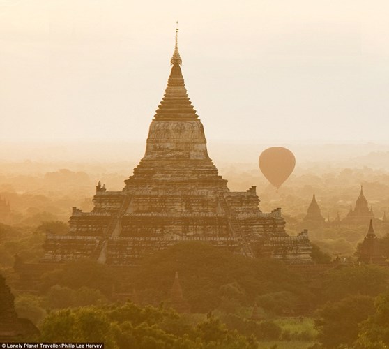 Chiêm ngưỡng toàn cảnh thành phố cổ Bagan ở Myanmar khi đi bằng khinh khí cầu cũng là một trải nghiệm du lịch khó quên cho du khách.