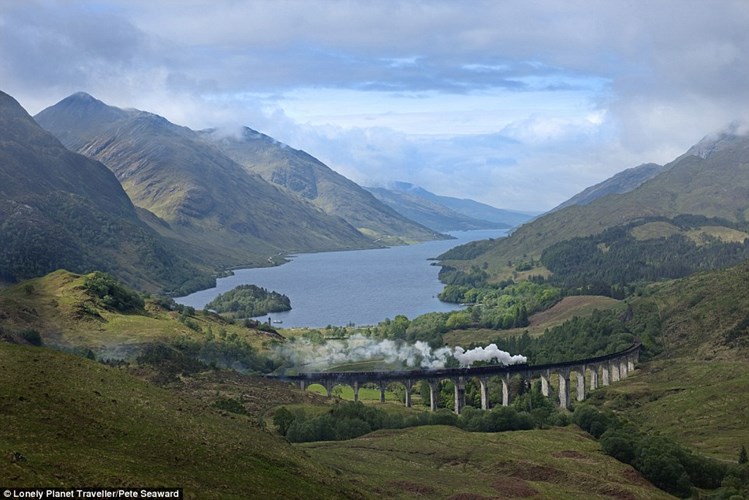 Trên chuyến tàu Hogwart's Express ở Anh, du khách sẽ được chiêm ngưỡng phong cảnh tuyệt đẹp.