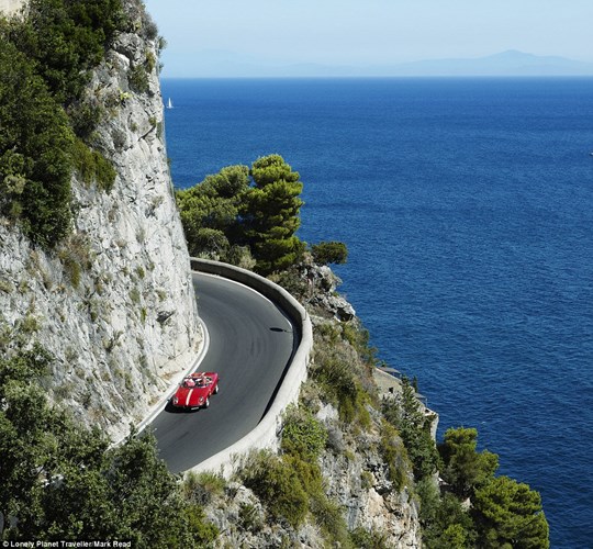 Điều khiển chiếc ô tô cổ điển trên con đường chạy dọc bờ biển Amalfi, Italy, cũng là một trải nghiệm thú vị. Được biết, tại Sorrento, du khách có thể thuê nhiều hãng ô tô khác nhau, từ Fiat 500s cho tới Jaguars, Ferraris,....
