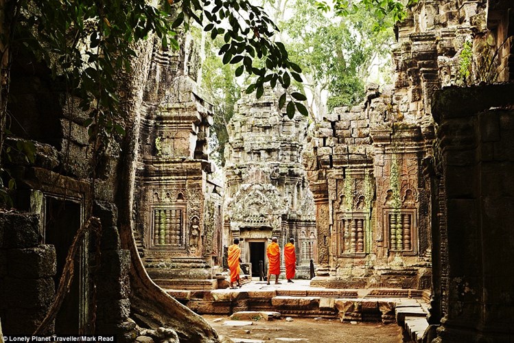 Một trải nghiệm du lịch không nên bỏ lỡ nữa đó là khám phá quần thể Angkor nổi tiếng ở Campuchia.