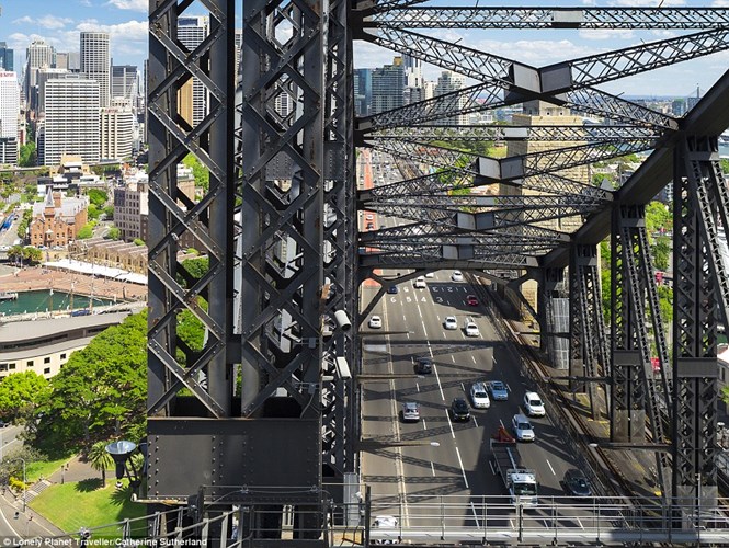 Du khách được phép leo lên cây cầu cảng Sydney, một địa điểm du lịch nổi tiếng ở Australia.