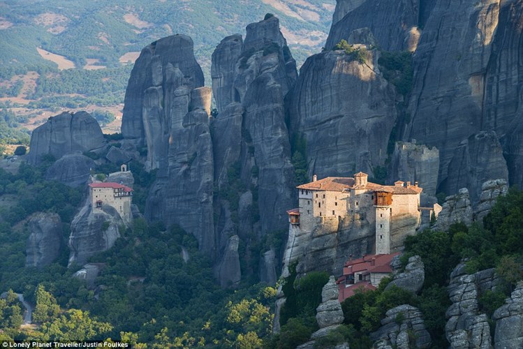 Quần thể tu viện Meteora được xây dựng trên những mỏm đá cheo leo là một trong những địa điểm thu hút du khách lớn nhất ở Hy Lạp. Trong ảnh là tu viện Moni Agiou Rousanou. (Nguồn ảnh: Daily Mail).