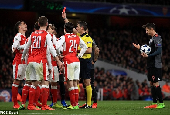 HLV Wenger cáo buộc trọng tài đã loại Arsenal!