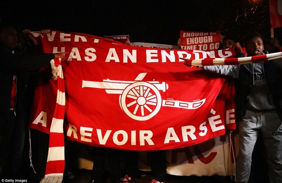 CĐV Arsenal tuần hành bên ngoài sân Emirates trước trận đấu, yêu cầu không gia hạn hợp đồng với HLV Wenger