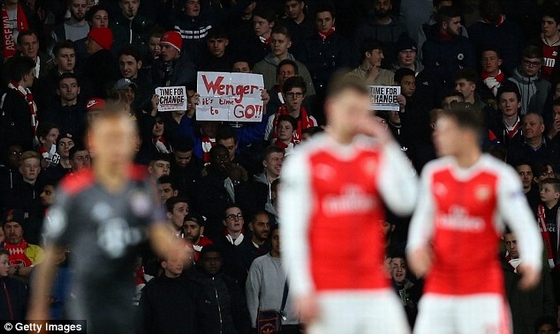 Trên khán đài người hâm mộ tiếp tục giăng biểu ngữ đòi ông Wenger ra đi