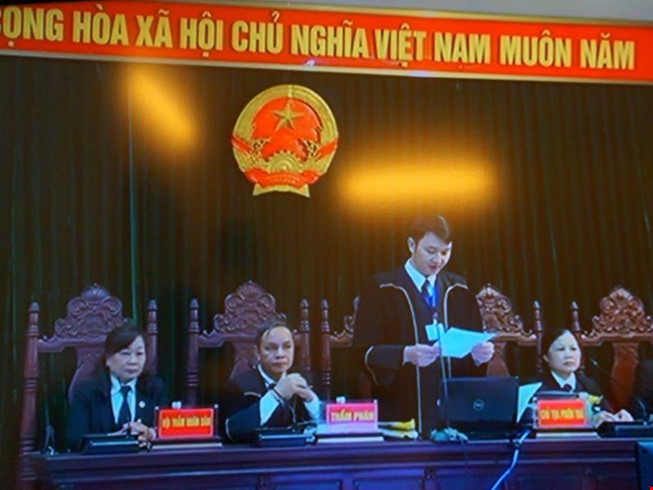 Chủ tọa Trần Nam Hà sau đó công bố quyết định trả hồ sơ điều tra bổ sung.
