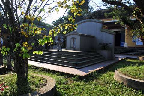  Lăng mộ Phan Bội Châu được cụ đặt sẵn từ năm 1934, sau khi cụ qua đời (29-10-1940), cụ Huỳnh Thúc Kháng cho xây dựng mộ và nhà thờ. Mộ dài 7m, ngang 5m, có 5 bậc cấp. Nhà thờ xây dựng năm 1941. Từ đường xây dựng tháng 4-1955 đến năm 1956 hoàn thành. Nghĩa địa mang tên Phan Bội Châu do cụ mua khoảng 4000m2, năm 1934 cụ ra quy ước tiêu chuẩn, hạng người được chôn tại đây. ở Nghĩa địa này có mộ đồng chí Nguyễn Chí Diểu; Nữ sử Ðạm Phương, Hải Triều, Lê Tự Nhiên, Thanh Hải... 