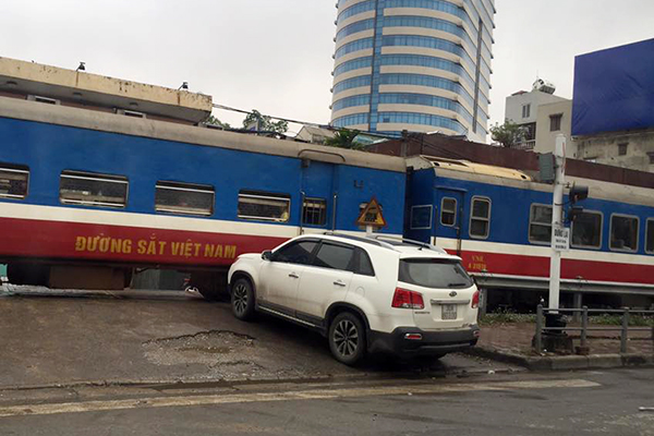 Tàu hỏa phanh gấp tránh ô tô liều mạng ở Hà Nội