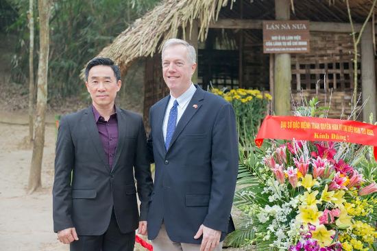 Đại sứ Osius và Phó Chủ tịch Ủy ban Nhân dân tỉnh Tuyên Quang Nguyễn Hải Anh chụp ảnh tại lán Nà Nưa 