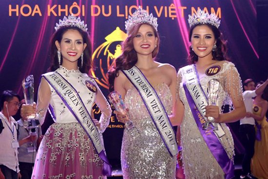 Nguyễn Thị Thành (phải) đoạt giải Á khôi 1- Hoa khôi Du lịch Việt Nam 2017