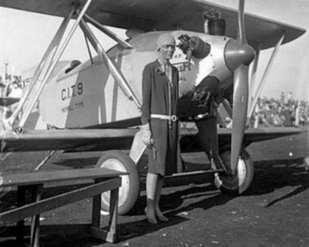 Amelia Earhart - nữ phi công đầu tiên bay qua Đại Tây Dương mất tích bí ẩn khi thực hiện chuyến bay qua Thái Bình Dương năm 1937. Vào thời điểm mất tích, Amelia Earhart 41 tuổi. Nhiều người cho rằng, nếu không mất tích vào năm 1937, Amelia Earhart sẽ lập nên nhiều thành tích khác.