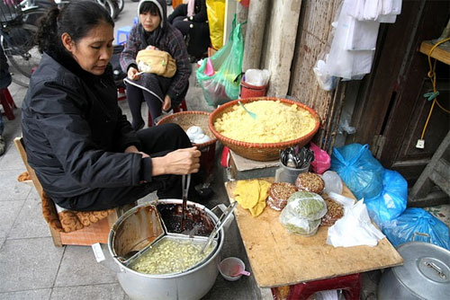 Xôi chè phố cổ là món ăn khoái khẩu của người dân Hà Nội và du khách nước ngoài.