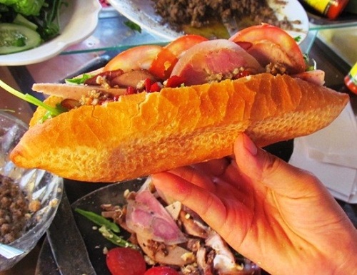 Bánh mỳ pate Hà Nội, một món ăn đường phố khiến báo Anh phải ngỡ ngàng vì ngon và đưa ra lời khuyên nên thử với du khách khi đến Hà Nội.