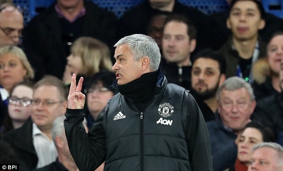 Ông Mourinho giơ 3 ngón tay, ám chỉ ông là HLV thành công nhất của Chelsea!