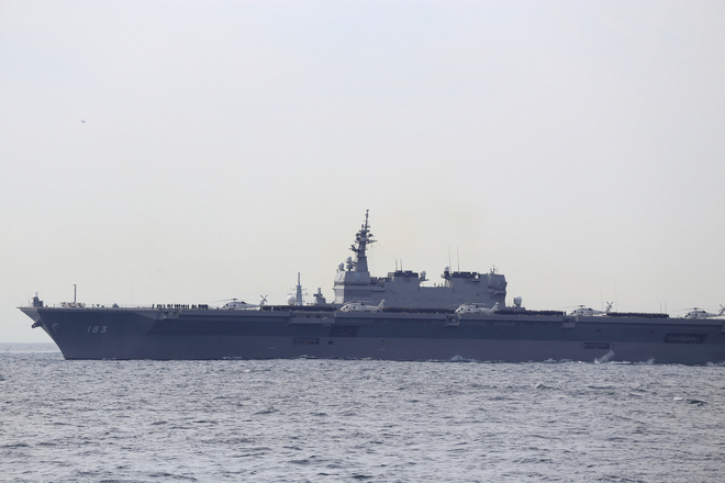 Chiến hạm Izumo của Nhật Bản là một chiếc tàu chiến hùng dũng dài 250m và có trọng lượng nước rẽ là 27.000 tấn.