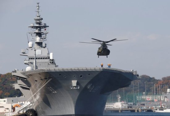 Con tàu khổng lồ này của Nhật có thể mang tới 14 chiếc trực thăng và nó được ví là không khác gì một chiếc tàu sân bay - loại tàu được ví là bá chủ của đại dương.