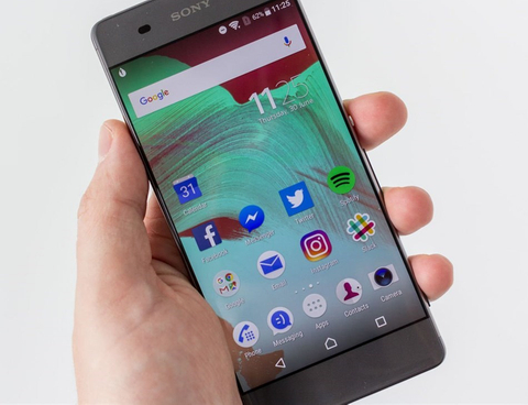Sony Xperia XA (4,49 triệu đồng)  Sony Xperia XA có thiết kế nguyên khối và các góc cạnh được bo tròn. Màn hình của Xperia XA là màn hình IPS LCD có kích thước 5-inch với độ phân giải HD 720p. So với các smartphone cùng phân khúc cấu hình Xperia XA sử dụng chip MediaTek Helio P10 với 8 nhân 64 bit, RAM 2 GB có thể nói là rất mạnh trong tầm giá 6-7 triệu. Máy chạy hệ điều hành Android 6.0.1 (Marshmallow). Camera chính của Xperia có độ phân giải 13 MP với hỗ trợ lấy nét tự động (Auto Focus), quay phim 1080p. Camera trước có độ phân giải 8 MP. Pin của Xperia XA có dung lượng 2300 mAh, có thể sử dụng được 2 ngày. Máy có bộ nhớ trong 16 GB, khe cắm thẻ nhớ microSD lên đến 200 GB. 