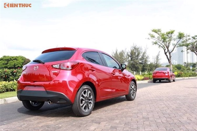 Mazda 2 sử dụng động cơ SkyActiv có dung tích 1.5L, công suất tối đa 109 mã lực tại 6.000 vòng/phút, mô men xoắn cực đại 141 Nm tại 4.000 vòng/phút. Ngoài ra, Mazda 2 mới còn được trang bị hộp số tự động 6 cấp thế hệ mới, giúp nâng cao khả năng vận hành và hạn chế mức tiêu hao nhiên liệu. Phiên bản Mazda 2 hatchback hiện tại có giá bán là 595 triệu đồng.