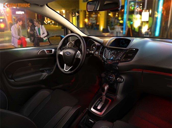 Điểm nhấn của xe chính là ở phần nội thất với chất liệu của ghế được thiết kế với các lựa chọn da, giả da, vải tổng hợp và vải pha da thể thao. Xe được tích họp công nghệ Ford SYNC giúp người lái nghe/gọi các cuộc điện thoại, điều khiển giọng nói. Bảng táp-lô của Fiesta chia sẻ chung thiết kế với chiếc EcoSport.